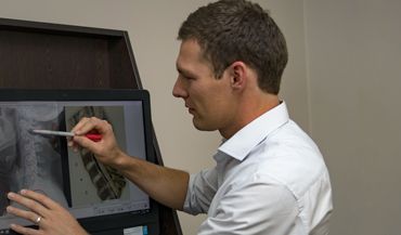 Dr Ryan Hislop interpreting an X-Ray